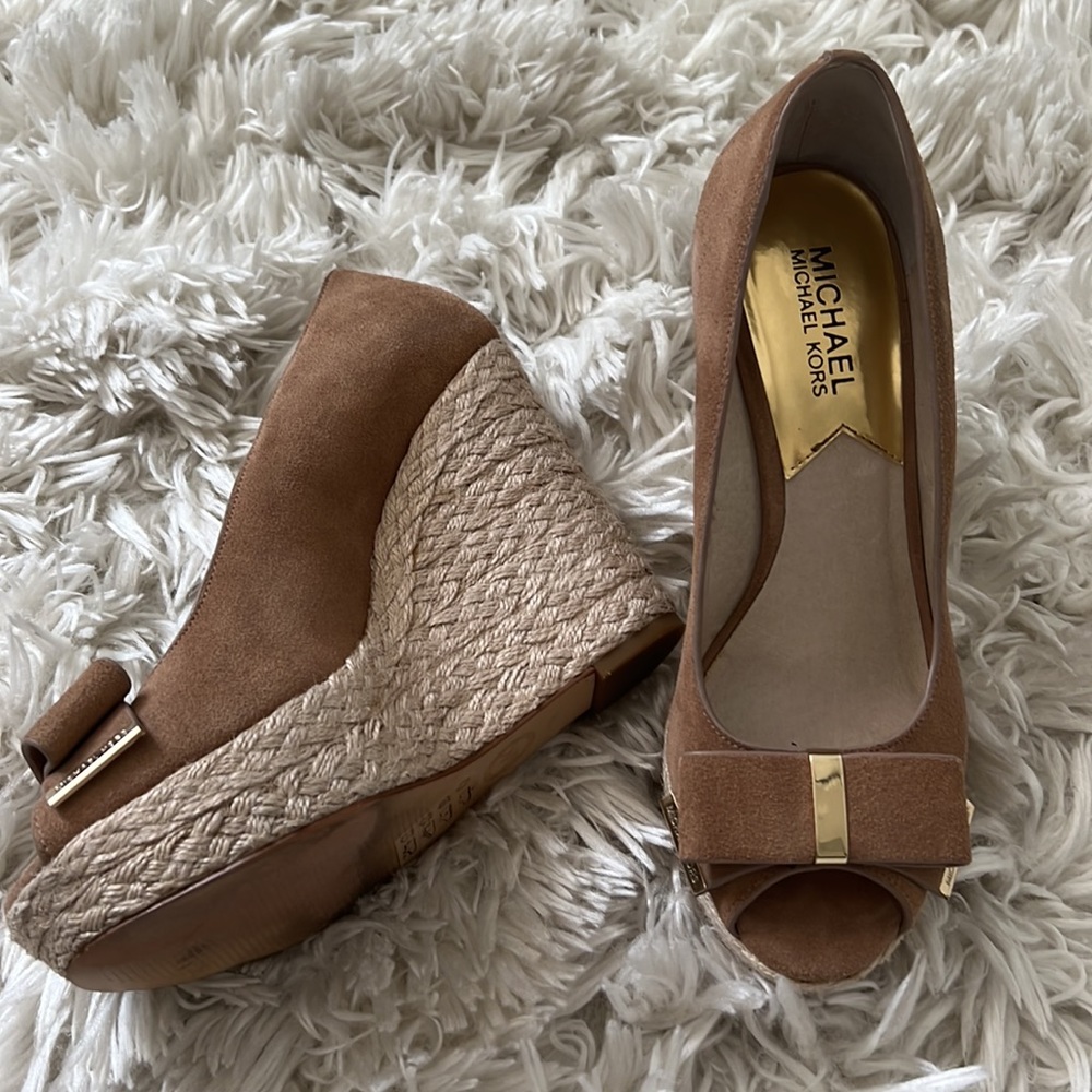 Size 7 Michael Kors tan suede espadrille wedge shoe